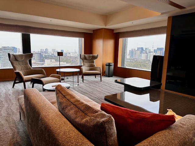 Unwind in unparalleled comfort at The Capitol Hotel Tokyu’s Presidential Suite, where panoramic Tokyo views meet sleek Japanese design. Relax in plush lounge chairs, framed by floor-to-ceiling windows that bring the city’s vibrant skyline into your private sanctuary. A perfect blend of tranquility and modern luxury awaits. #CapitolHotelTokyu #TokyoViews #LuxuryTravel #JapaneseElegance