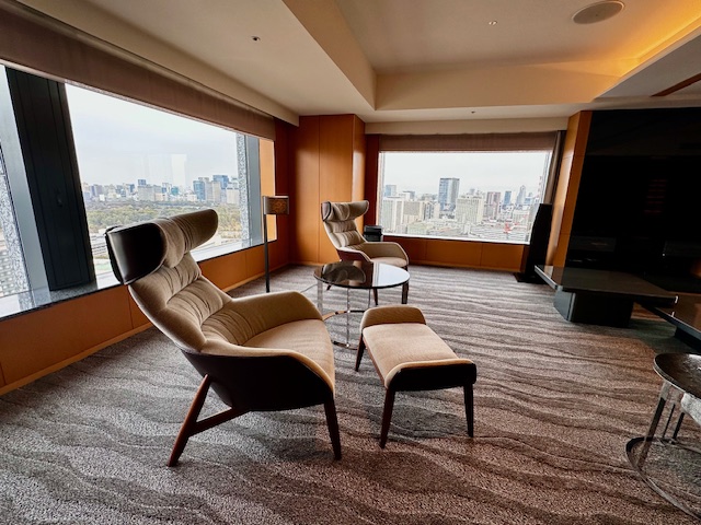 Unwind in unparalleled comfort at The Capitol Hotel Tokyu’s Presidential Suite, where panoramic Tokyo views meet sleek Japanese design. Relax in plush lounge chairs, framed by floor-to-ceiling windows that bring the city’s vibrant skyline into your private sanctuary. A perfect blend of tranquility and modern luxury awaits. #CapitolHotelTokyu #TokyoViews #LuxuryTravel #JapaneseElegance