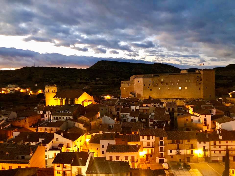 Climbing the mountains around Mora de Rubielos, one of the most beautiful towns in Spain. Los bonitos pueblos del interior de España