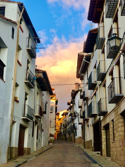 Climbing the mountains around Mora de Rubielos, one of the most beautiful towns in Spain. Los bonitos pueblos del interior de España